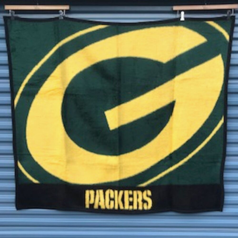 Green Bay Packers Size: 48'' x 54'' Cozy Plush Throw Blanket . New w/o Tags